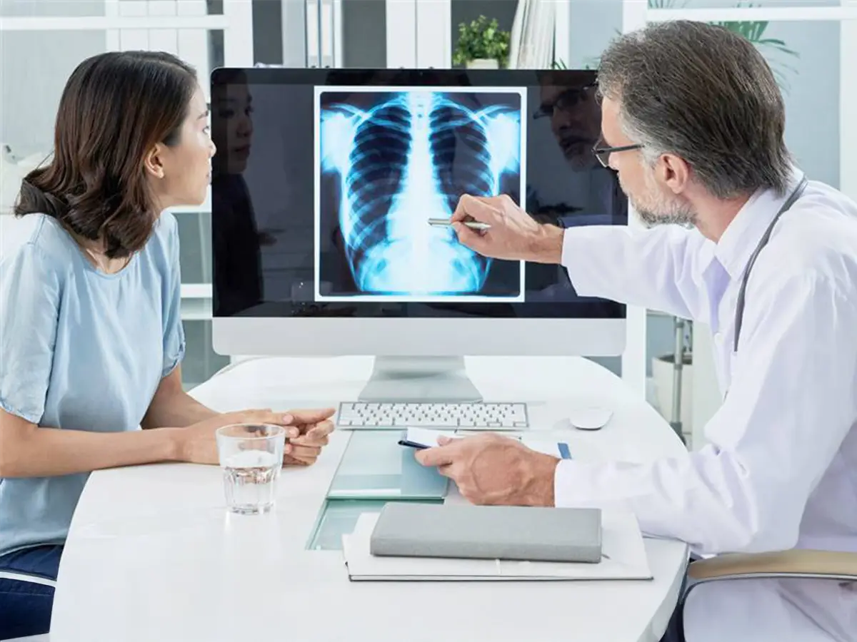 Médico especialista indica la fibrosis en los pulmones.