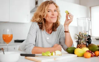 Mujer con hipotiroidismo cuidando su alimentación