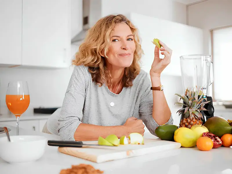 Mujer con hipotiroidismo cuidando su alimentación
