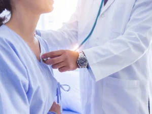 Un médico de Diagnóstico Rojas realizando un control cardíaco para evaluar los efectos del estrés ambiental y el ruido en el corazón.