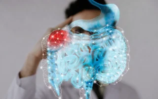Médico analizando un gráfico digital del sistema digestivo para explicar la relación entre microbiota y salud mental.