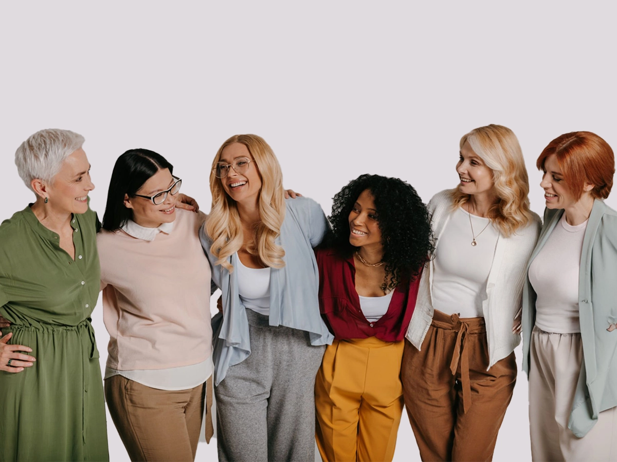 Grupo de mujeres de diversas edades representando la transición hacia la menopausia y el bienestar femenino.