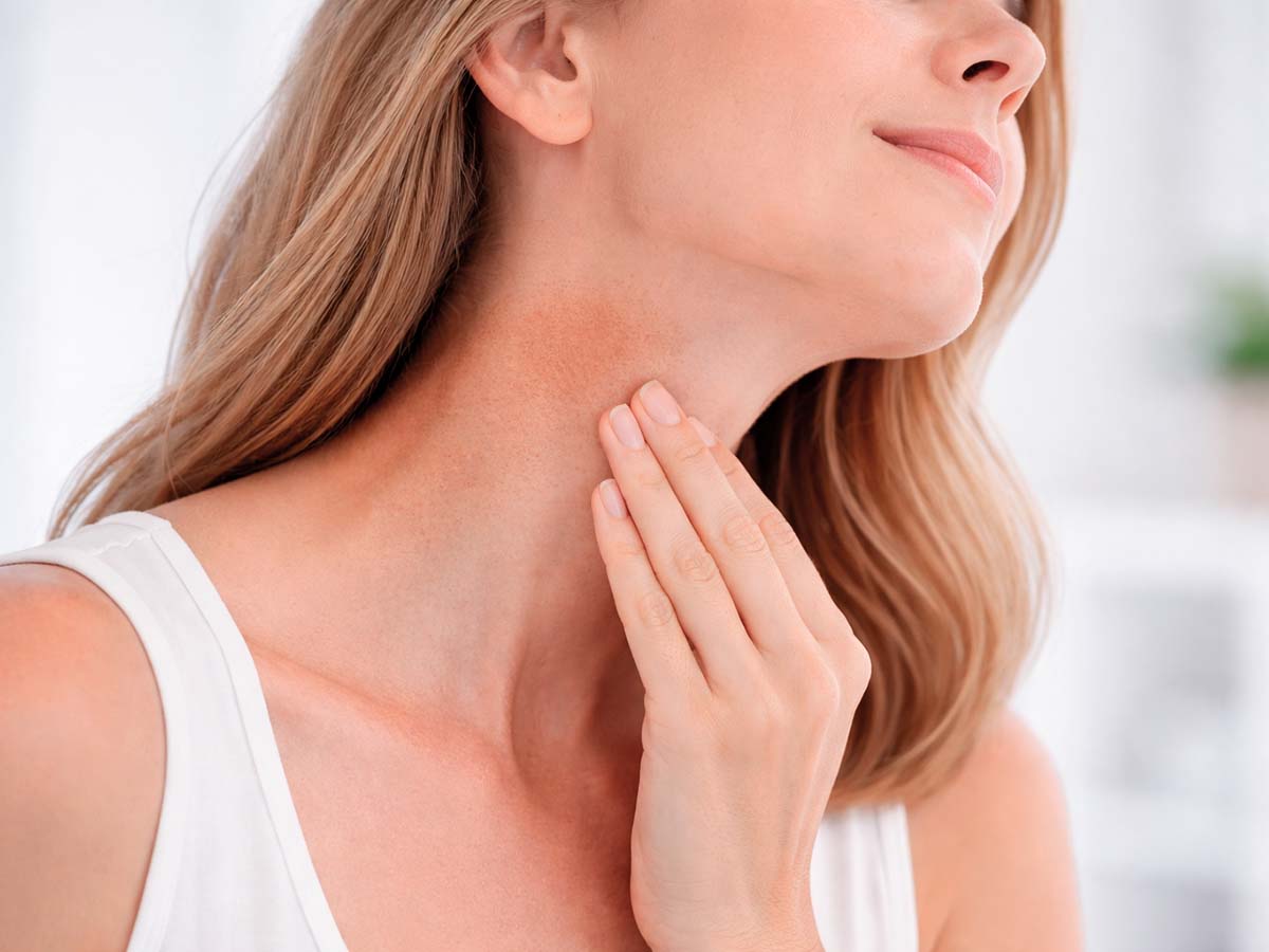 Mujer con mancha en el cuello o posible acantosis pigmentaria