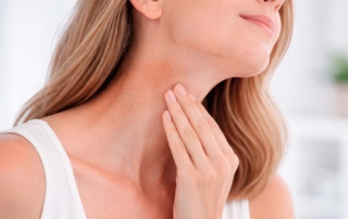 Mujer con mancha en el cuello o posible acantosis pigmentaria